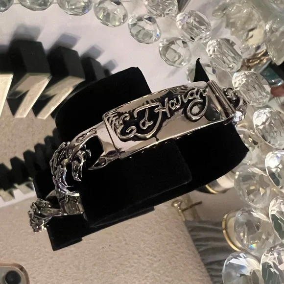 Ed Hardy watch with stainless steel Cuban style links band - Picture 4 of 4